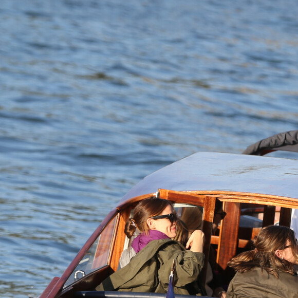 Jennifer Garner à loué un bateau avec ses enfants Violet, Seraphina et Samuel pour faire une ballade d'1h30 sur la Seine à Paris le 7 mai 2016. Jennifer a dégusté du champagne, du vin rouge et de la pizza.