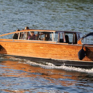 Jennifer Garner à loué un bateau avec ses enfants Violet, Seraphina et Samuel pour faire une ballade d'1h30 sur la Seine à Paris le 7 mai 2016. Jennifer a dégusté du champagne, du vin rouge et de la pizza.