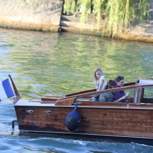 Jennifer Garner à loué un bateau avec ses enfants Violet, Seraphina et Samuel pour faire une ballade d'1h30 sur la Seine à Paris le 7 mai 2016. Jennifer a dégusté du champagne, du vin rouge et de la pizza.