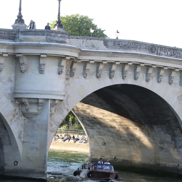 Jennifer Garner à loué un bateau avec ses enfants Violet, Seraphina et Samuel pour faire une ballade d'1h30 sur la Seine à Paris le 7 mai 2016. Jennifer a dégusté du champagne, du vin rouge et de la pizza.