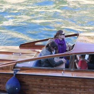 Jennifer Garner à loué un bateau avec ses enfants Violet, Seraphina et Samuel pour faire une ballade d'1h30 sur la Seine à Paris le 7 mai 2016. Jennifer a dégusté du champagne, du vin rouge et de la pizza.