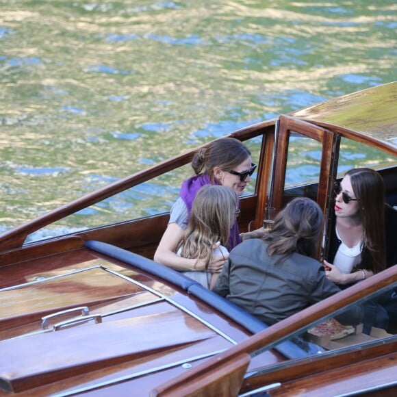 Jennifer Garner à loué un bateau avec ses enfants Violet, Seraphina et Samuel pour faire une ballade d'1h30 sur la Seine à Paris le 7 mai 2016. Jennifer a dégusté du champagne, du vin rouge et de la pizza.