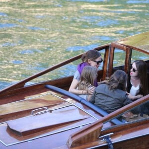 Jennifer Garner à loué un bateau avec ses enfants Violet, Seraphina et Samuel pour faire une ballade d'1h30 sur la Seine à Paris le 7 mai 2016. Jennifer a dégusté du champagne, du vin rouge et de la pizza.