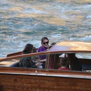 Jennifer Garner à loué un bateau avec ses enfants Violet, Seraphina et Samuel pour faire une ballade d'1h30 sur la Seine à Paris le 7 mai 2016. Jennifer a dégusté du champagne, du vin rouge et de la pizza.