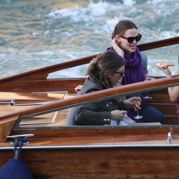 Jennifer Garner à loué un bateau avec ses enfants Violet, Seraphina et Samuel pour faire une ballade d'1h30 sur la Seine à Paris le 7 mai 2016. Jennifer a dégusté du champagne, du vin rouge et de la pizza.