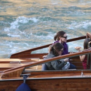 Jennifer Garner à loué un bateau avec ses enfants Violet, Seraphina et Samuel pour faire une ballade d'1h30 sur la Seine à Paris le 7 mai 2016. Jennifer a dégusté du champagne, du vin rouge et de la pizza.