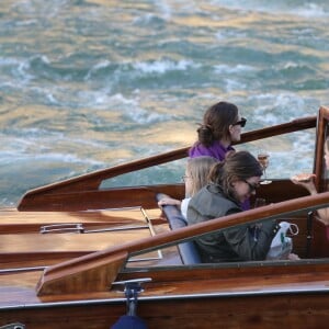 Jennifer Garner à loué un bateau avec ses enfants Violet, Seraphina et Samuel pour faire une ballade d'1h30 sur la Seine à Paris le 7 mai 2016. Jennifer a dégusté du champagne, du vin rouge et de la pizza.