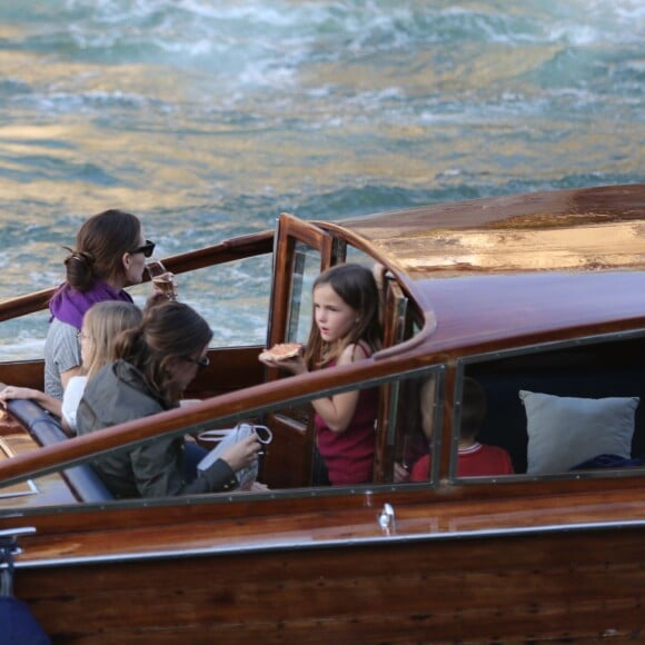 Jennifer Garner à loué un bateau avec ses enfants Violet, Seraphina et Samuel pour faire une ballade d'1h30 sur la Seine à Paris le 7 mai 2016. Jennifer a dégusté du champagne, du vin rouge et de la pizza.