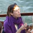Jennifer Garner à loué un bateau avec ses enfants Violet, Seraphina et Samuel pour faire une ballade d'1h30 sur la Seine à Paris le 7 mai 2016. Jennifer a dégusté du champagne, du vin rouge et de la pizza.