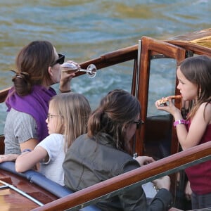 Jennifer Garner à loué un bateau avec ses enfants Violet, Seraphina et Samuel pour faire une ballade d'1h30 sur la Seine à Paris le 7 mai 2016. Jennifer a dégusté du champagne, du vin rouge et de la pizza.