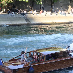 Jennifer Garner à loué un bateau avec ses enfants Violet, Seraphina et Samuel pour faire une ballade d'1h30 sur la Seine à Paris le 7 mai 2016. Jennifer a dégusté du champagne, du vin rouge et de la pizza.