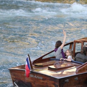 Jennifer Garner à loué un bateau avec ses enfants Violet, Seraphina et Samuel pour faire une ballade d'1h30 sur la Seine à Paris le 7 mai 2016. Jennifer a dégusté du champagne, du vin rouge et de la pizza.