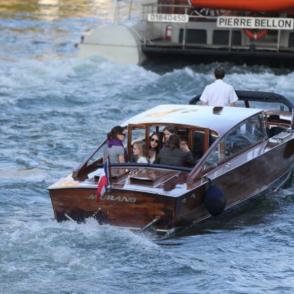 Jennifer Garner à loué un bateau avec ses enfants Violet, Seraphina et Samuel pour faire une ballade d'1h30 sur la Seine à Paris le 7 mai 2016. Jennifer a dégusté du champagne, du vin rouge et de la pizza.