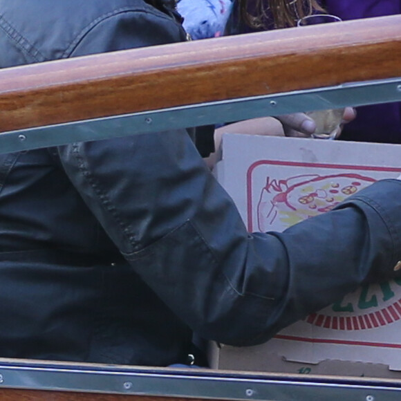 Jennifer Garner à loué un bateau avec ses enfants Violet, Seraphina et Samuel pour faire une ballade d'1h30 sur la Seine à Paris le 7 mai 2016. Jennifer a dégusté du champagne, du vin rouge et de la pizza.