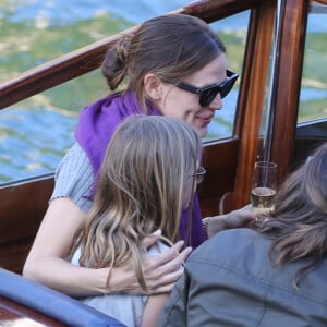 Jennifer Garner à loué un bateau avec ses enfants Violet, Seraphina et Samuel pour faire une ballade d'1h30 sur la Seine à Paris le 7 mai 2016. Jennifer a dégusté du champagne, du vin rouge et de la pizza.