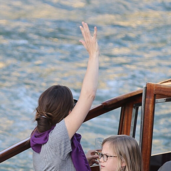 Jennifer Garner à loué un bateau avec ses enfants Violet, Seraphina et Samuel pour faire une ballade d'1h30 sur la Seine à Paris le 7 mai 2016. Jennifer a dégusté du champagne, du vin rouge et de la pizza.