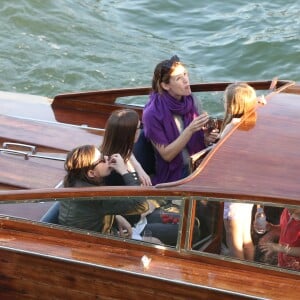 Jennifer Garner à loué un bateau avec ses enfants Violet, Seraphina et Samuel pour faire une ballade d'1h30 sur la Seine à Paris le 7 mai 2016. Jennifer a dégusté du champagne, du vin rouge et de la pizza.