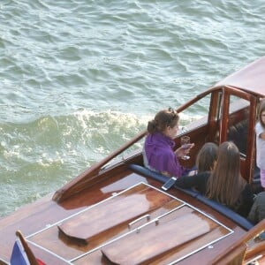 Jennifer Garner à loué un bateau avec ses enfants Violet, Seraphina et Samuel pour faire une ballade d'1h30 sur la Seine à Paris le 7 mai 2016. Jennifer a dégusté du champagne, du vin rouge et de la pizza.