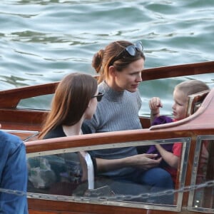 Jennifer Garner à loué un bateau avec ses enfants Violet, Seraphina et Samuel pour faire une ballade d'1h30 sur la Seine à Paris le 7 mai 2016. Jennifer a dégusté du champagne, du vin rouge et de la pizza.