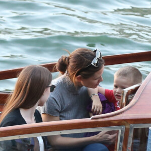 Jennifer Garner à loué un bateau avec ses enfants Violet, Seraphina et Samuel pour faire une ballade d'1h30 sur la Seine à Paris le 7 mai 2016. Jennifer a dégusté du champagne, du vin rouge et de la pizza.