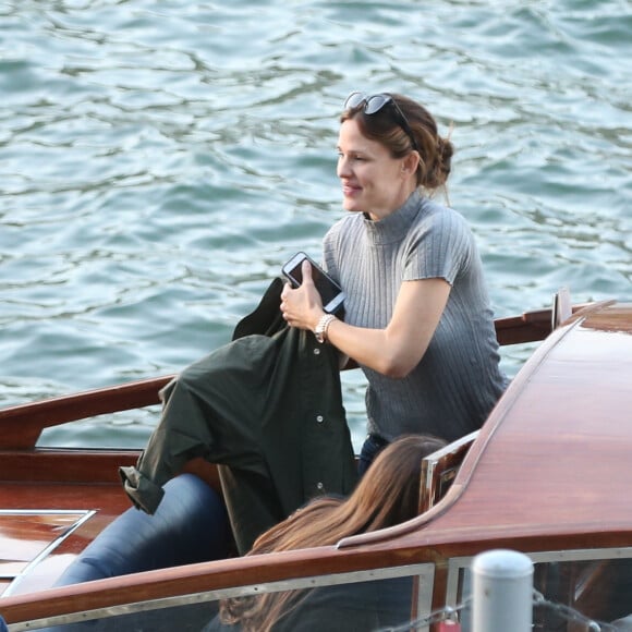 Jennifer Garner à loué un bateau avec ses enfants Violet, Seraphina et Samuel pour faire une ballade d'1h30 sur la Seine à Paris le 7 mai 2016. Jennifer a dégusté du champagne, du vin rouge et de la pizza.