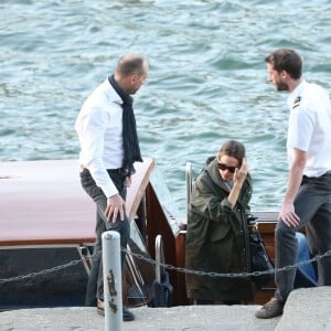 Jennifer Garner à loué un bateau avec ses enfants Violet, Seraphina et Samuel pour faire une ballade d'1h30 sur la Seine à Paris le 7 mai 2016.