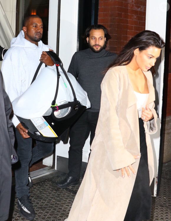 Kim Kardashian et Kanye West avec leur fils Saint West à New York le 1er mai 2016
