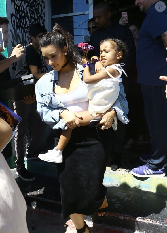 Kim Kardashian et North West dans les rues de Miami, le 24 avril 2016