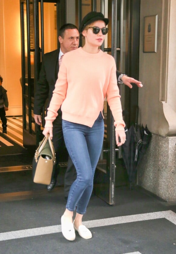 Brie Larson sort de son hôtel à New York, le 3 mai 2016.