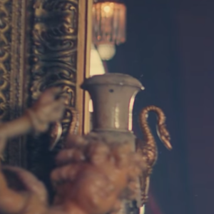 Pink se met en scène dans un univers décalé, inspiré de celui de Tim Burton, pour le clip de sa nouvelle chanson Just Like Fire, tirée de la bande-originale du film Alice au Pays des Merveilles : De l'autre côté du miroir. Son mari Carey Hart fait une apparition dans la vidéo, de même que leur fille Willow. Image extraite d'une vidéo publiée sur Youtube, le 8 mai 2016.
