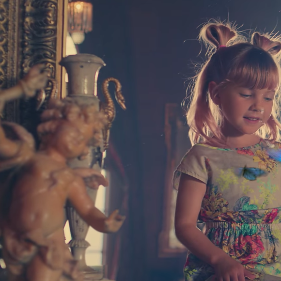 Pink se met en scène dans un univers décalé, inspiré de celui de Tim Burton, pour le clip de sa nouvelle chanson Just Like Fire, tirée de la bande-originale du film Alice au Pays des Merveilles : De l'autre côté du miroir. Son mari Carey Hart fait une apparition dans la vidéo, de même que leur fille Willow. Image extraite d'une vidéo publiée sur Youtube, le 8 mai 2016.