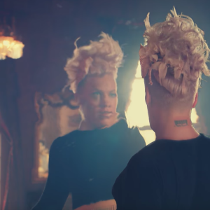 Pink se met en scène dans un univers décalé, inspiré de celui de Tim Burton, pour le clip de sa nouvelle chanson Just Like Fire, tirée de la bande-originale du film Alice au Pays des Merveilles : De l'autre côté du miroir. Son mari Carey Hart fait une apparition dans la vidéo, de même que leur fille Willow. Image extraite d'une vidéo publiée sur Youtube, le 8 mai 2016.