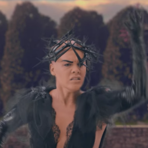 Pink se met en scène dans un univers décalé, inspiré de celui de Tim Burton, pour le clip de sa nouvelle chanson Just Like Fire, tirée de la bande-originale du film Alice au Pays des Merveilles : De l'autre côté du miroir. Son mari Carey Hart fait une apparition dans la vidéo, de même que leur fille Willow. Image extraite d'une vidéo publiée sur Youtube, le 8 mai 2016.