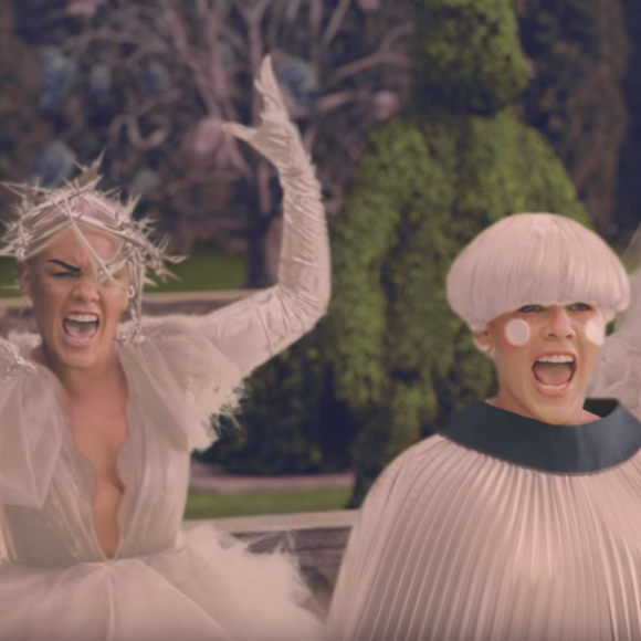 Pink se met en scène dans un univers décalé, inspiré de celui de Tim Burton, pour le clip de sa nouvelle chanson Just Like Fire, tirée de la bande-originale du film Alice au Pays des Merveilles : De l'autre côté du miroir. Son mari Carey Hart fait une apparition dans la vidéo, de même que leur fille Willow. Image extraite d'une vidéo publiée sur Youtube, le 8 mai 2016.