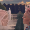 Pink se met en scène dans un univers décalé, inspiré de celui de Tim Burton, pour le clip de sa nouvelle chanson Just Like Fire, tirée de la bande-originale du film Alice au Pays des Merveilles : De l'autre côté du miroir. Son mari Carey Hart fait une apparition dans la vidéo, de même que leur fille Willow. Image extraite d'une vidéo publiée sur Youtube, le 8 mai 2016.
