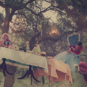 Pink se met en scène dans un univers décalé, inspiré de celui de Tim Burton, pour le clip de sa nouvelle chanson Just Like Fire, tirée de la bande-originale du film Alice au Pays des Merveilles : De l'autre côté du miroir. Son mari Carey Hart fait une apparition dans la vidéo, de même que leur fille Willow. Image extraite d'une vidéo publiée sur Youtube, le 8 mai 2016.