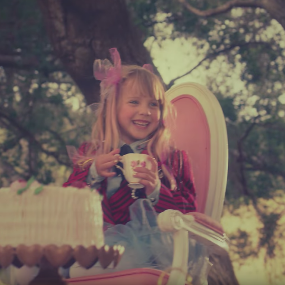 Pink se met en scène dans un univers décalé, inspiré de celui de Tim Burton, pour le clip de sa nouvelle chanson Just Like Fire, tirée de la bande-originale du film Alice au Pays des Merveilles : De l'autre côté du miroir. Son mari Carey Hart fait une apparition dans la vidéo, de même que leur fille Willow. Image extraite d'une vidéo publiée sur Youtube, le 8 mai 2016.