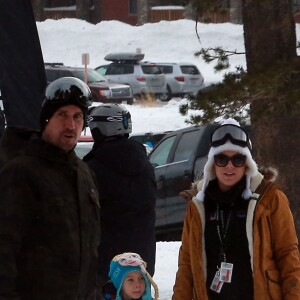 Exclusif - Pink, son mari Carey Hart et leur fille Willow font du ski en famille lors de leurs vacances dans la station de ski de Mammoth Mountain en Californie, le 29 décembre 2015.