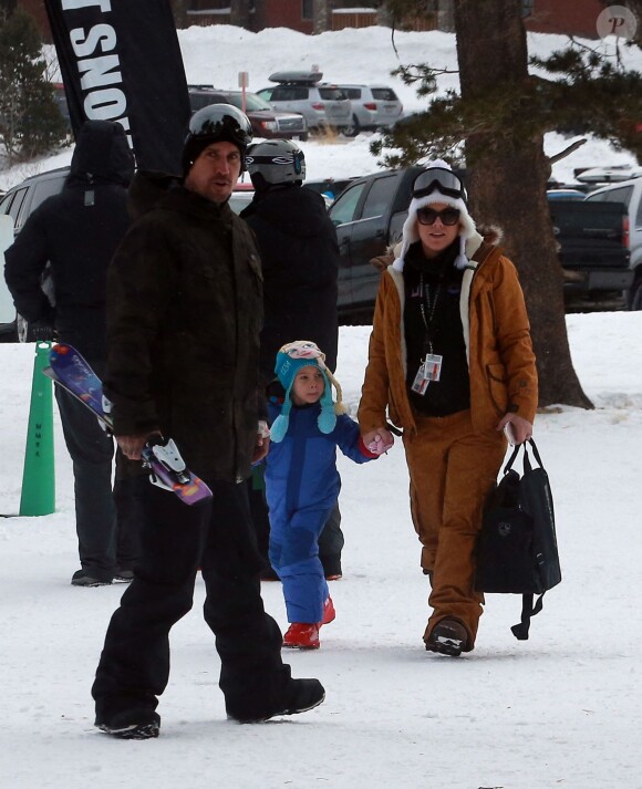Exclusif - Pink, son mari Carey Hart et leur fille Willow font du ski en famille lors de leurs vacances dans la station de ski de Mammoth Mountain en Californie, le 29 décembre 2015.