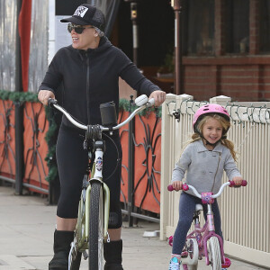 Exclusif - Pink fait du vélo avec sa fille Willow avant d'aller déjeuner au restaurant à Venice, le 11 décembre 2015.