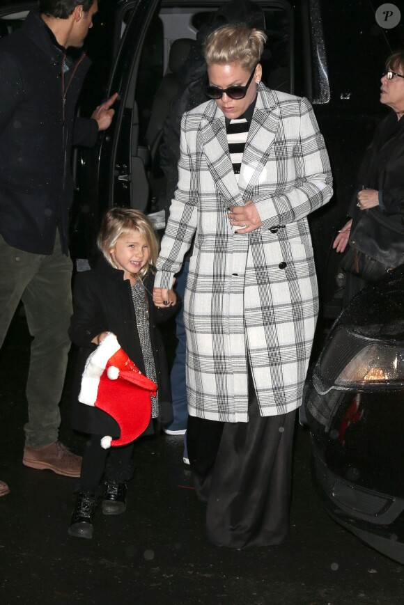 Pink et sa fille Willow Hart à la sortie de leur hôtel à New York, le 2 décembre 2015
