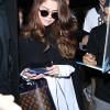 Selena Gomez est assaillie par les fans à son arrivée à l'aéroport LAX de Los Angeles. Le 11 mars 2016