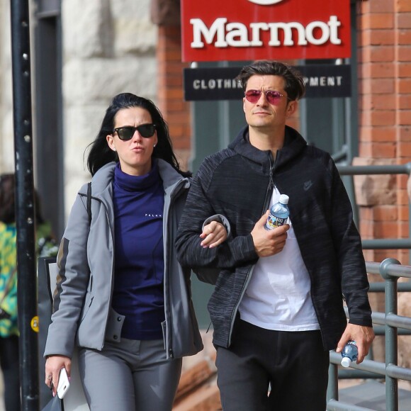 Exclusif - Prix spécial - Le couple Katy Perry et Orlando Bloom se promènent en amoureux dans les rues de Aspen. Les amoureux sont venus assister au mariage de leur amie la styliste Jamie Schneider. Le 8 avril 2016