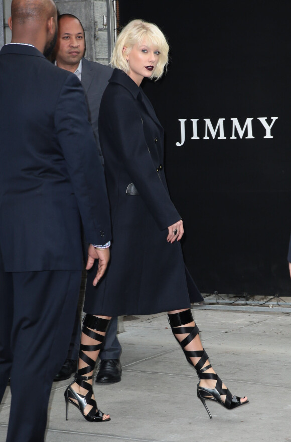 Taylor Swift à la sortie du musée Metropolitan Of Art à New York, le 2 mai 2016 Singer Taylor Swift is seen leaving the Metropolitan Museum Of Art in New York City, New York on May 2, 201602/05/2016 - New York