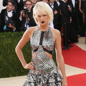 Taylor Swift - Soirée Costume Institute Benefit Gala 2016 (Met Ball) sur le thème de "Manus x Machina" au Metropolitan Museum of Art à New York, le 2 mai 2016.