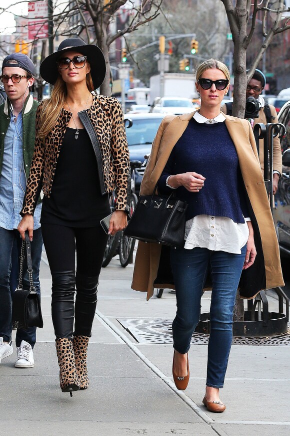 Paris Hilton et sa soeur Nicky Hilton , enceinte, se promènent dans le quartier de SoHo à New York, le 11 avril 2016.