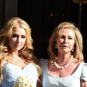 Paris Hilton et sa mère Kathy Hilton quittent l'hôtel Claridges à Londres, le 10 juillet 2015 pour aller au mariage de Nicky Hilton et de James Rotschild au palais de Kensington