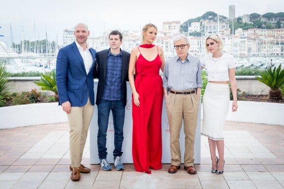 Corey Stoll, Jesse Eisenberg, Blake Lively (enceinte), Woody Allen, Kristen Stewart lors du Photocall du film "Café Society" lors du 69ème Festival International du Film de Cannes le 11 mai 2016. © Borde-Moreau/Bestimage