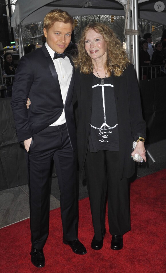 Ronan Farrow et sa mère Mia Farrow à la soirée "Time 100" à New York. Le 21 avril 2015