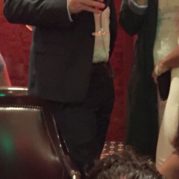 Exclusif - Eva Longoria et son compagnon Jose Antonio Baston - Richard Orlinski offre son oeuvre "Stilleto" à Eva Longoria lors du dîner du Global Gift Gala au profit de L'Unicef France Frimousses de Créateurs, de The Global Gift Foundation et The Eva Longoria Foundation, organisé au Four Seasons Hôtel George V à Paris, le 25 mai 2015. "Stilleto", Un escarpin à la hauteur du désir qu'il suscite… Ce talon aiguisé cache également une allusion au "stilet", un petit poignard redoutable qui produit des blessures très profondes. Richard Orlinski nous livre une image sublimée de la Femme à travers cet objet animé de fantasmes. Stiletto est une sculpture vivante par son pouvoir suggestif. Escarpin solitaire, syndrome de Cendrillon, quête de la femme parfaite.  Exclusive - For Germany call for price - NO INTERNET USE WITHOUT PRIOR AGREEMENT - French artist Richard Orlinski offers his work "Stilleto" to Eva Longoria during the lobal Gift gala dinner, the Eva Longoria (robe Monsoori, bijoux Messika)'s foundation organized at the Four Seasons George V hotel in Paris, on May 25, 2015.25/05/2015 - Paris